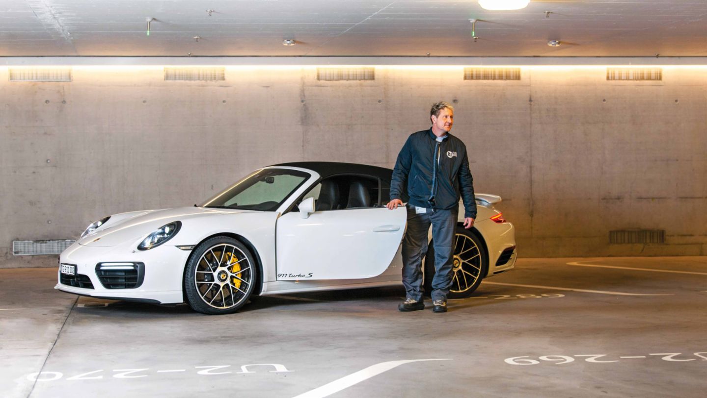 Rico Würfel, 911 Turbo S Cabriolet (991), estacionamiento de la Ópera de Zúrich, 2022, Porsche AG