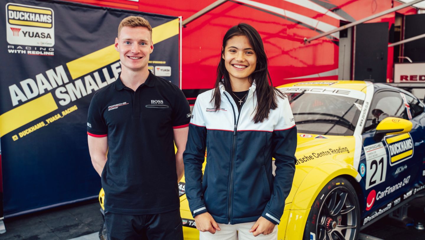 Adam Smalley, piloto Junior de la  Porsche Carrera Cup GB, y Emma Raducanu, embajadora de Porsche, 911 GT3 Cup, 2022, Porsche AG