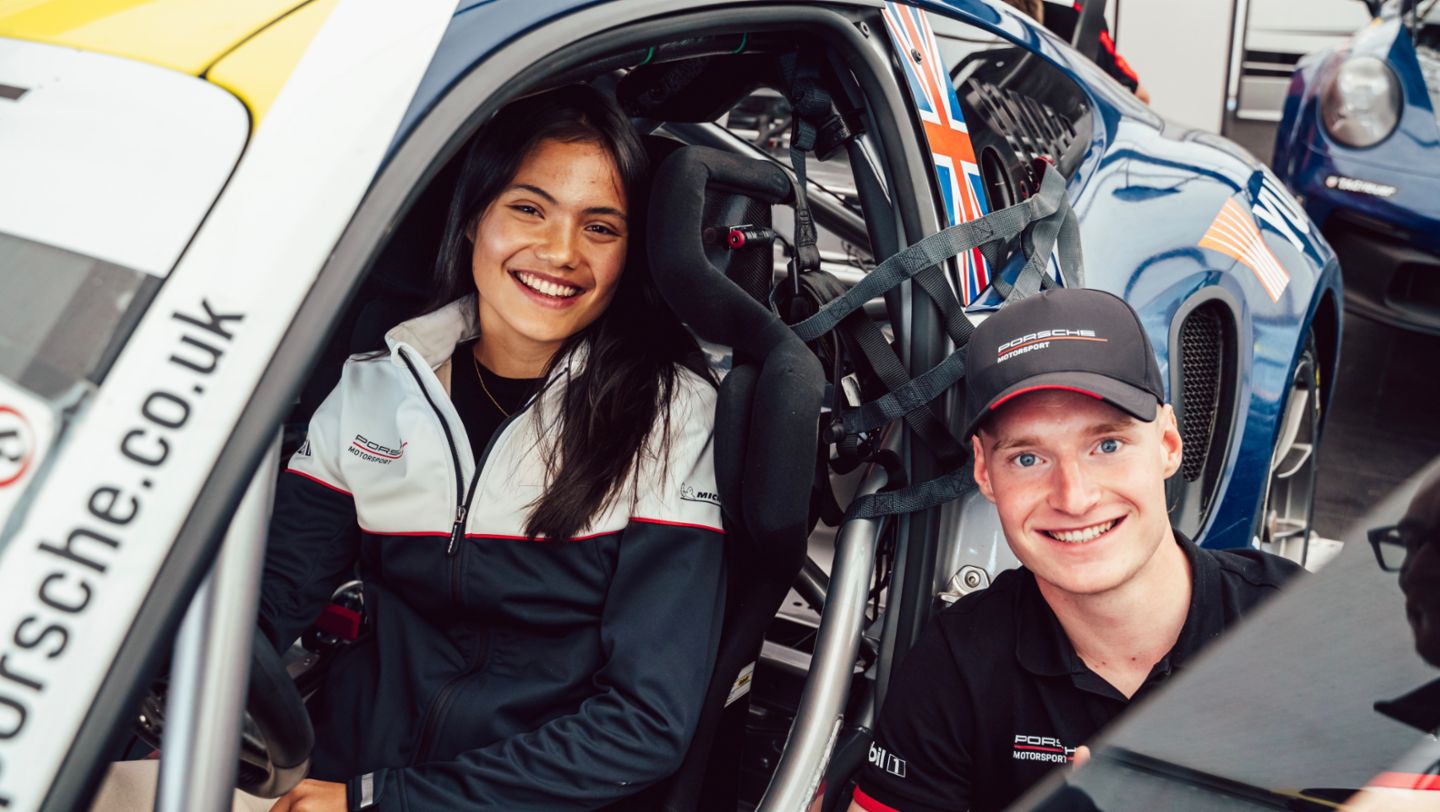 Emma Raducanu, embajadora de Porsche, y Adam Smalley, piloto Junior de la  Porsche Carrera Cup GB, 911 GT3 Cup, 2022, Porsche AG