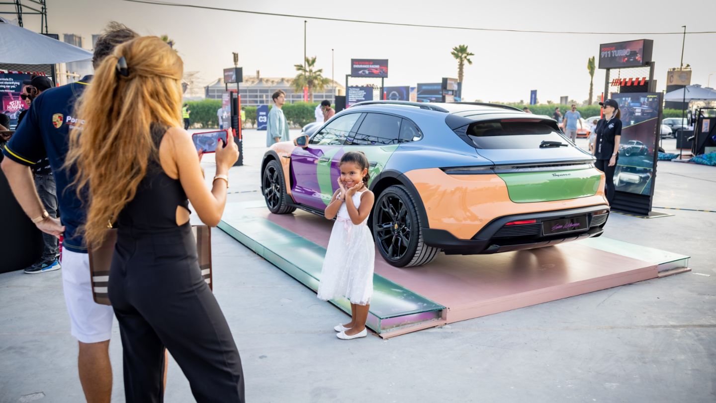 Taycan 4 Cross Turismo, Icons of Porsche Dubai, 2022, Porsche AG