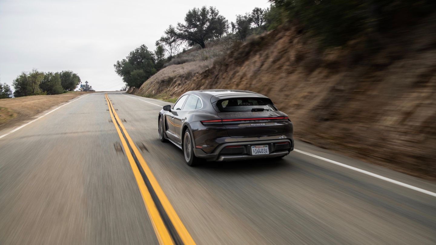 Taycan 4S Cross Turismo, Mulholland Drive, Los Angeles, 2022, Porsche AG