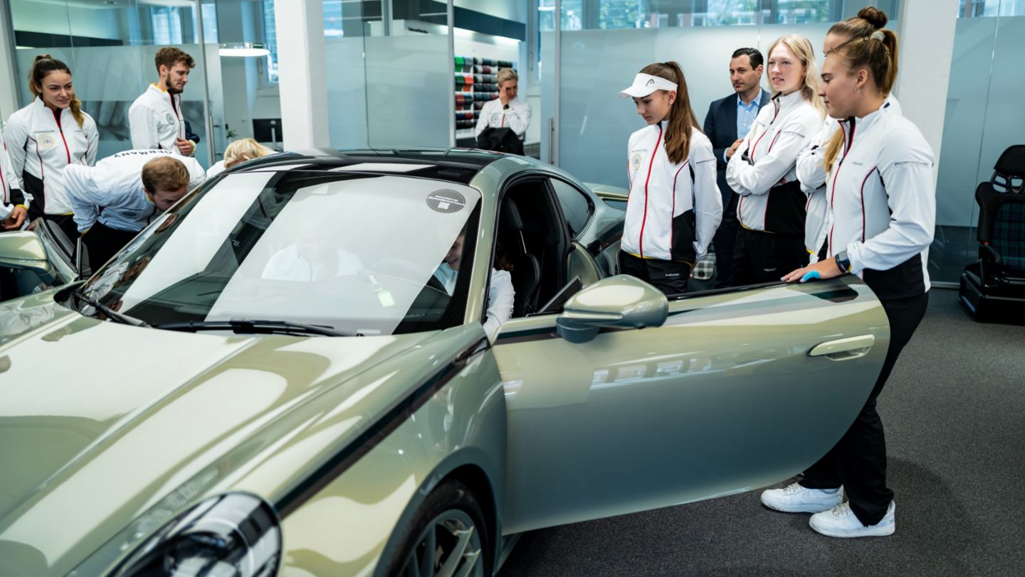 Porsche Junior Team mit Trainer- und Betreuerstab sowie Ergänzungsspielerinnen, Porsche Exclusive Manufaktur, Stuttgart, Deutschland, 2022, Porsche AG