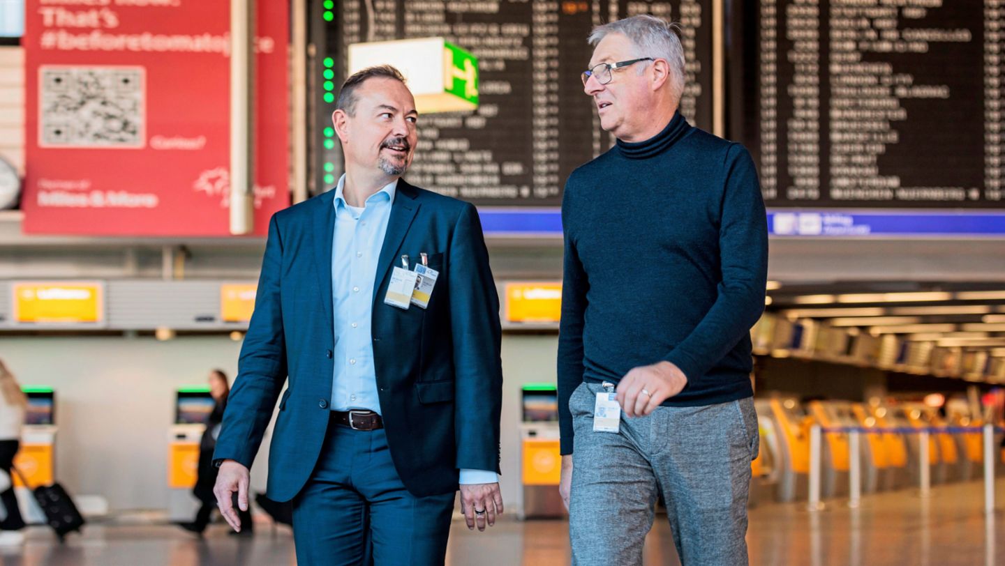 Dirk Schusdziara, FraAlliance-Geschäftsführer, Claus Lintz, Luftfahrtexperte bei Porsche Consulting, (l-r), 2023, Porsche Consulting