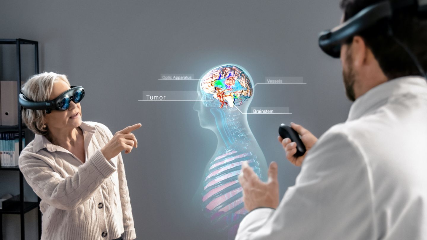 Ein Arzt erklärt einer Patientin am virtuellen 3D-Modell, wie der chirurgische Eingriff ablaufen soll, 2023, Porsche Consulting