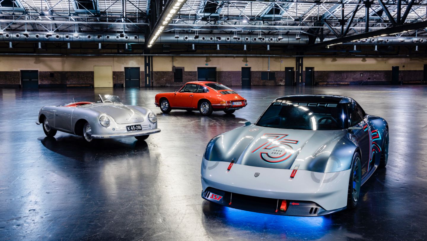 75 Jahre Porsche Sportwagen: Porsche 356 "Nr. 1" Roadster (1948) (links), Porsche 911 (901 Nr. 57) (1963) (hinten) mit Porsche Vision 357 (2023) (vorne rechts), 2023, Porsche AG