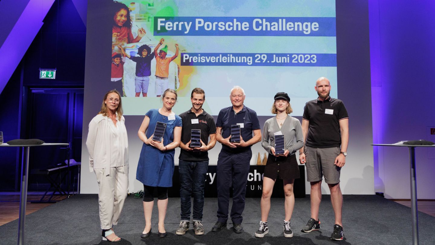 Dr. Carmen Selg, Vorstand Ferry-Porsche-Stiftung, Ben Hoffmann, Expertenkreis Ferry-Porsche-Challenge, Zweite Preise, Ferry Porsche Challenge, Preisverleihung, 2023, Ferry-Porsche-Stiftung