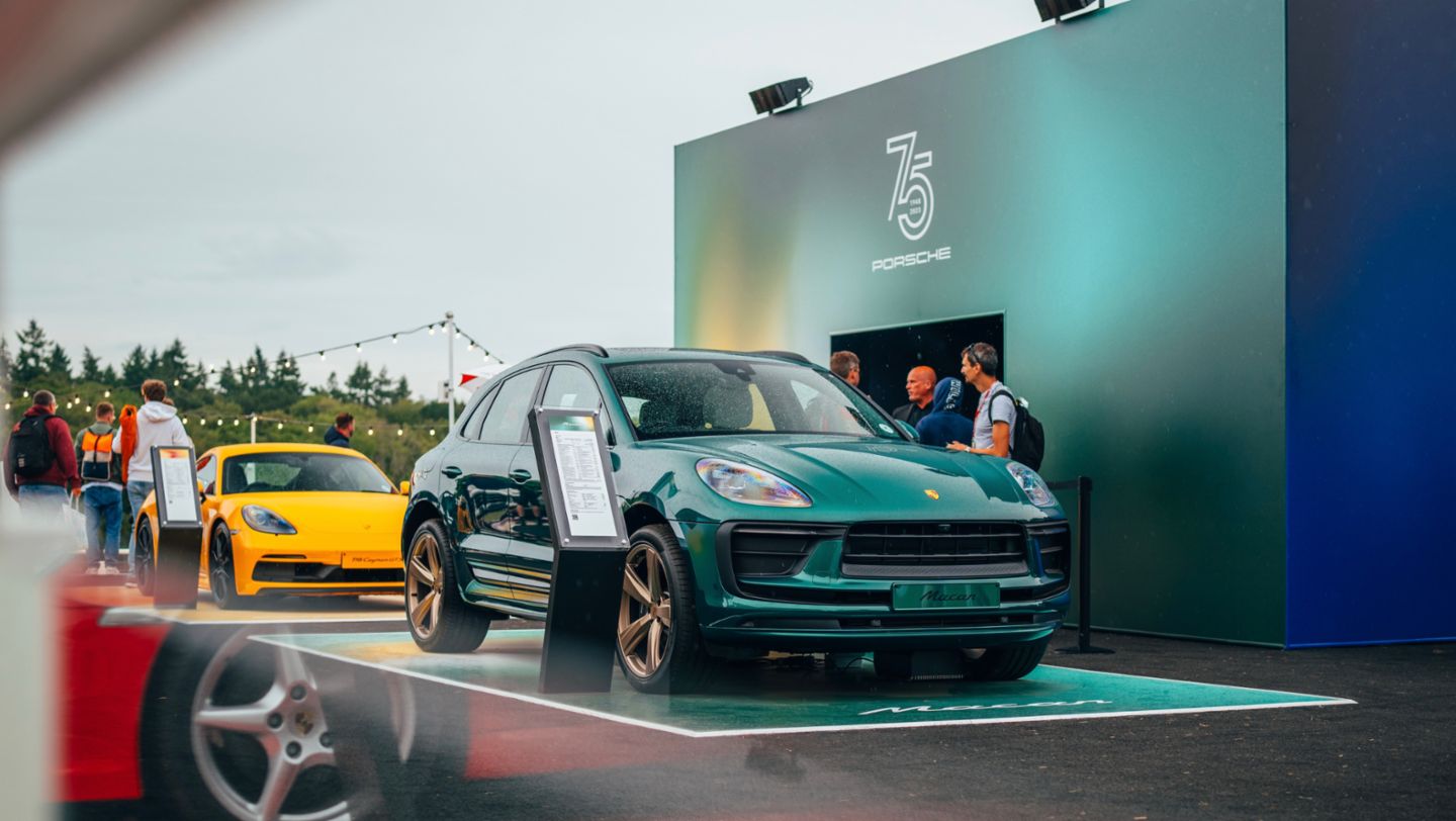 Porsche 718 Cayman 4.0, Porsche Macan (i-d), stand de Porsche, Festival de la Velocidad, Goodwood, 2023, Porsche AG