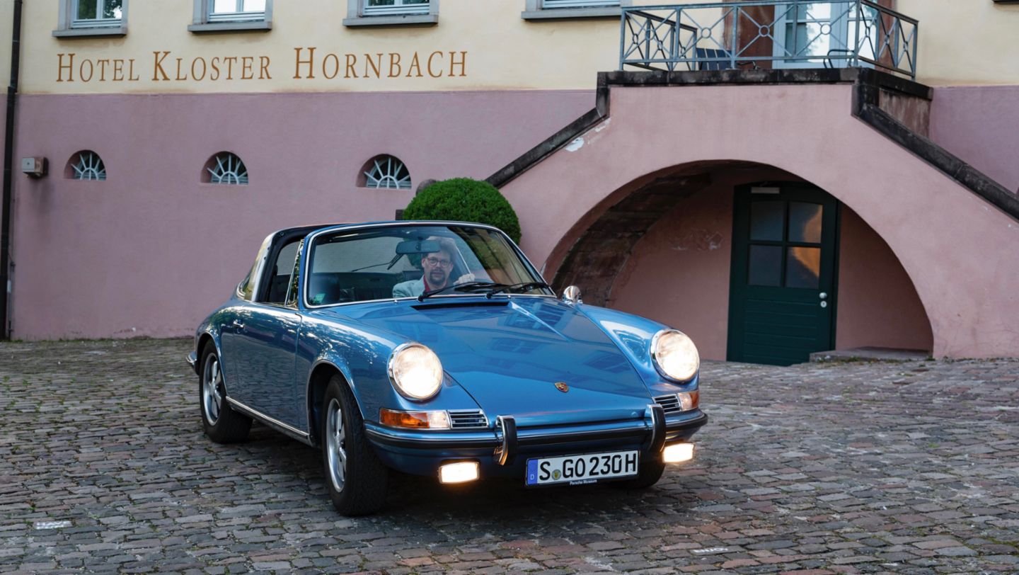 911 S 2.2 Targa, abadía de Hornbach, Porsche Heritage Experience, 2023, Porsche AG