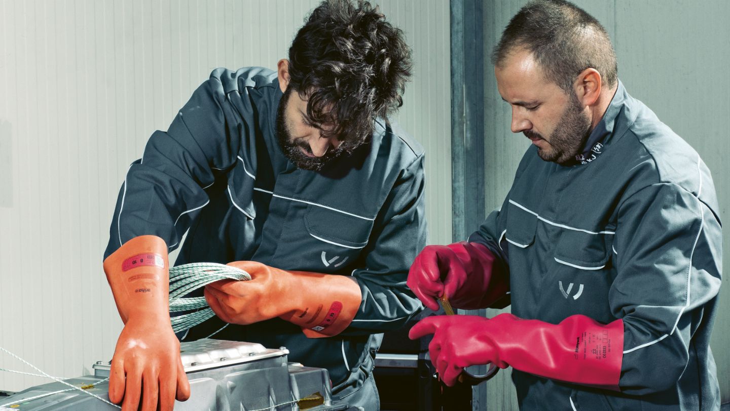 Antonio Toma, coordinador de vehículos eléctricos de batería (BEV) del Centro Técnico Nardò, y Andrea Casaluce (i-d), 2023 , Porsche AG