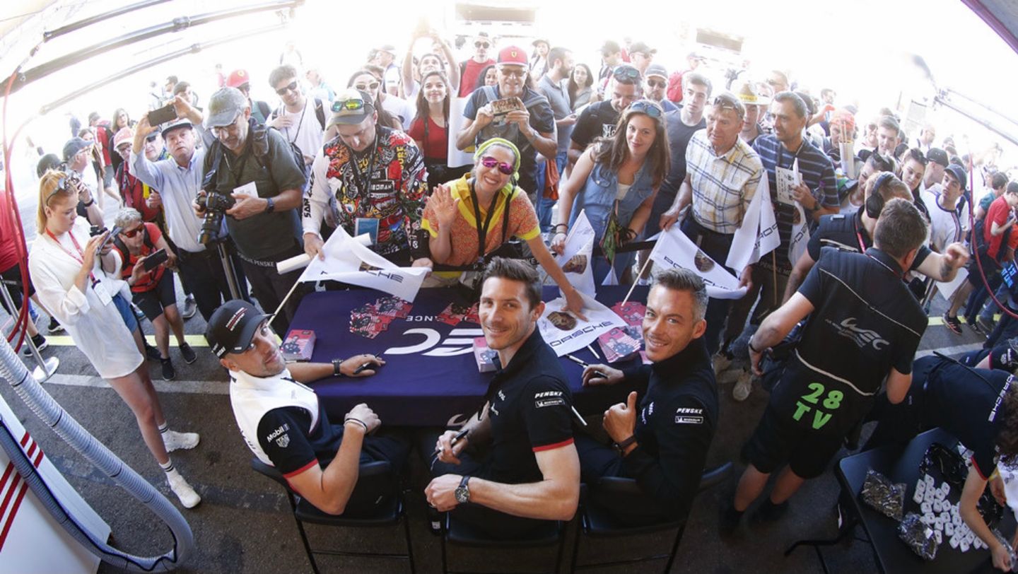 Laurens Vanthoor (BEL), Kevin Estre (FRA) y Andre Lotterer (ALE) (i-d), 6 Horas de Portimão, Campeonato del Mundo de Resistencia FIA (WEC), 2023, Porsche AG