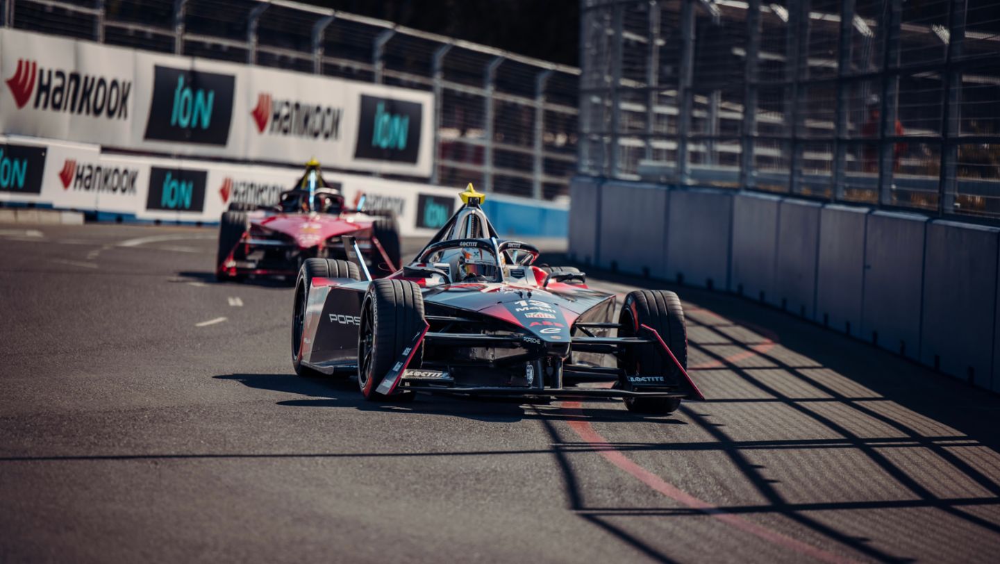 António Félix da Costa, piloto oficial del equipo TAG Heuer Porsche de Fórmula E, Porsche 99X Electric Gen3, Ciudad del Cabo, Sudáfrica, 2023, Porsche AG