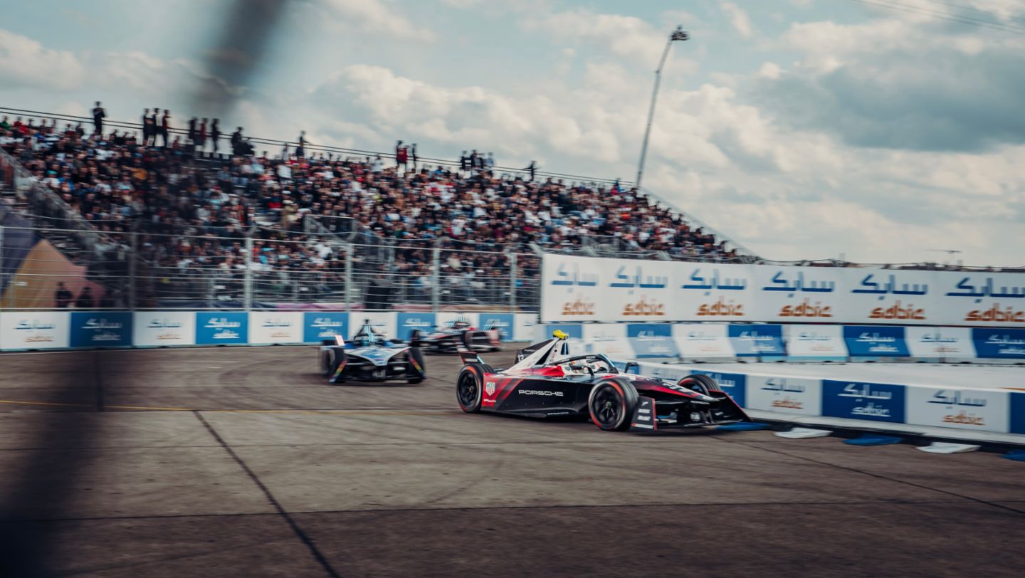 Pascal Wehrlein (nº 94) y António Félix da Costa (nº 13), Porsche 99X Electric, 2ª carrera del E-Prix de Berlín, 2023, Porsche AG