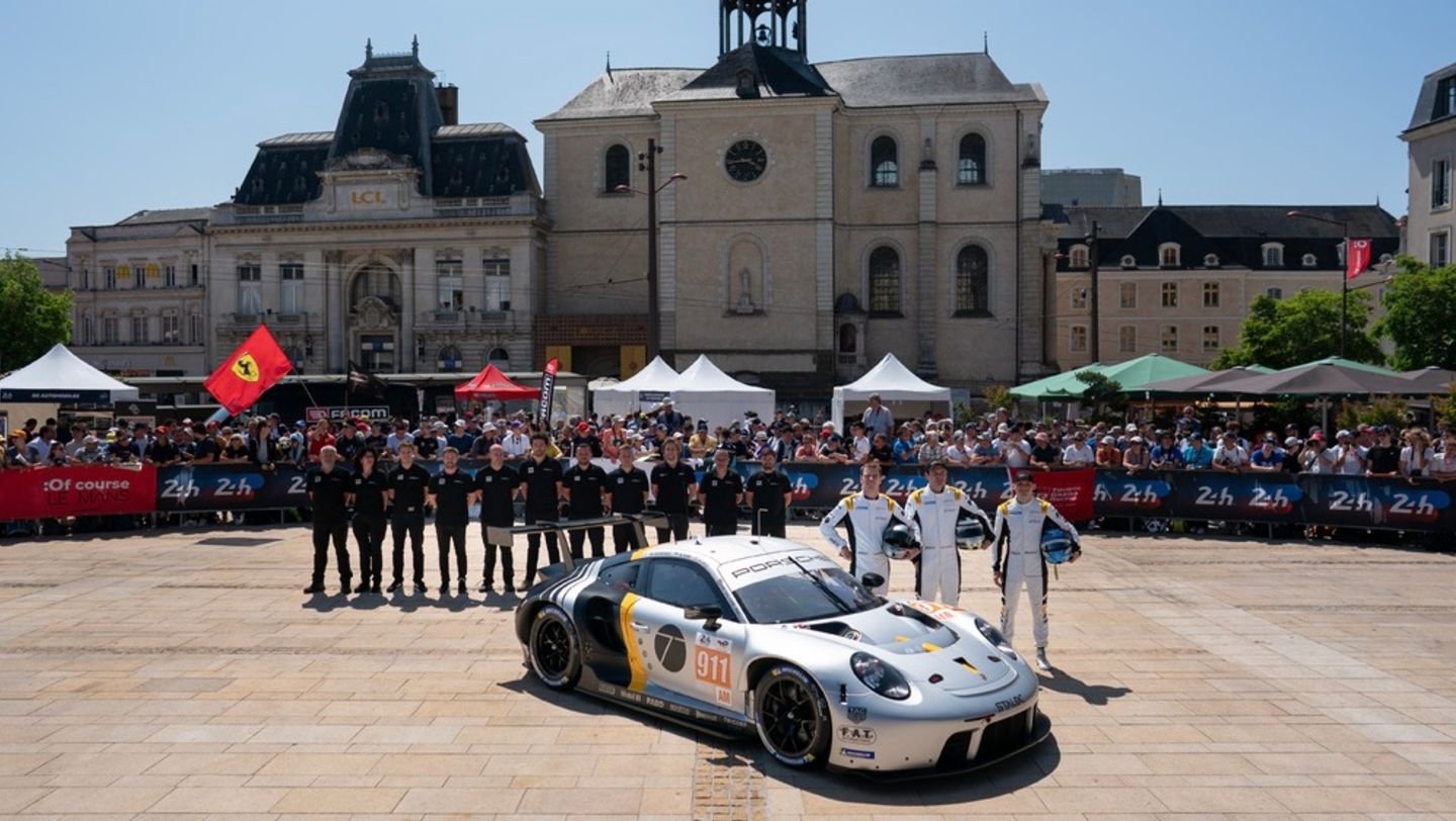 Porsche 911 RSR, Proton Competition (nº 911), Michael Fassbender (IRL), Richard Lietz (Austria), Zacharie Robichon (CAN), Le Mans, 2023, Porsche AG