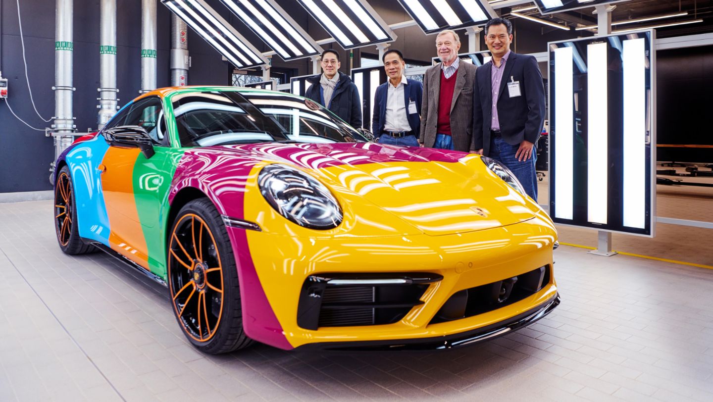Vutthikorn Inthraphuvasak, Peter Rohwer, Thanabodee Kulthol (l-r), 911 Carrera GTS 30 Years Porsche Thailand Edition, Porsche Exclusive Manufaktur, 2023, Porsche AG