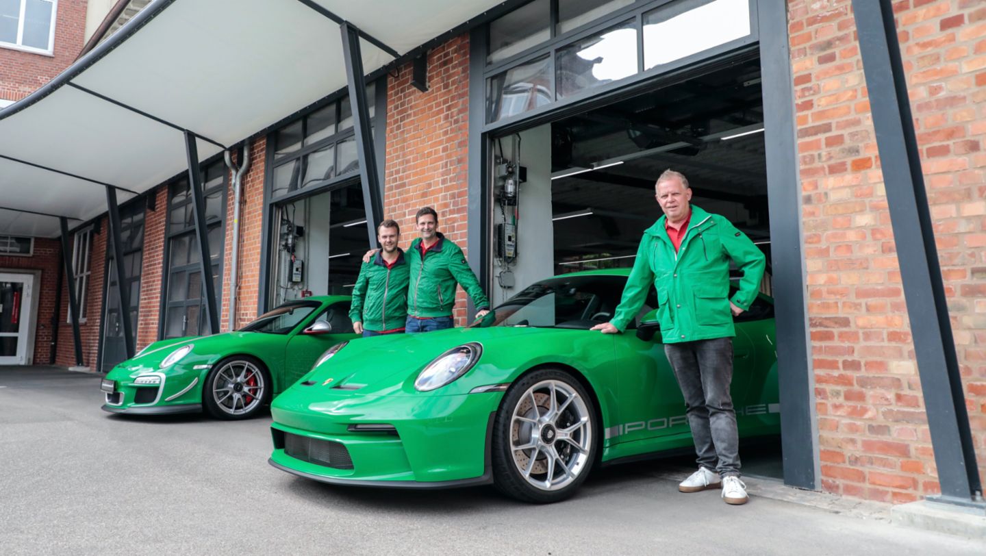 911 GT3 RS 4.0 (997) y 911 GT3 Touring en verde Essmann, 2023, Porsche AG