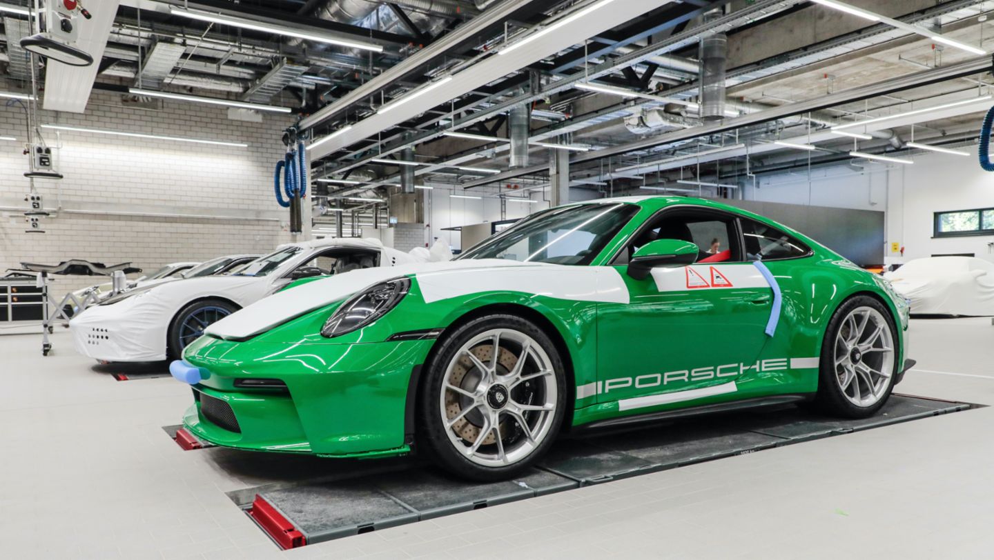 911 GT3 Touring in essmanngrün, 2023, Porsche AG