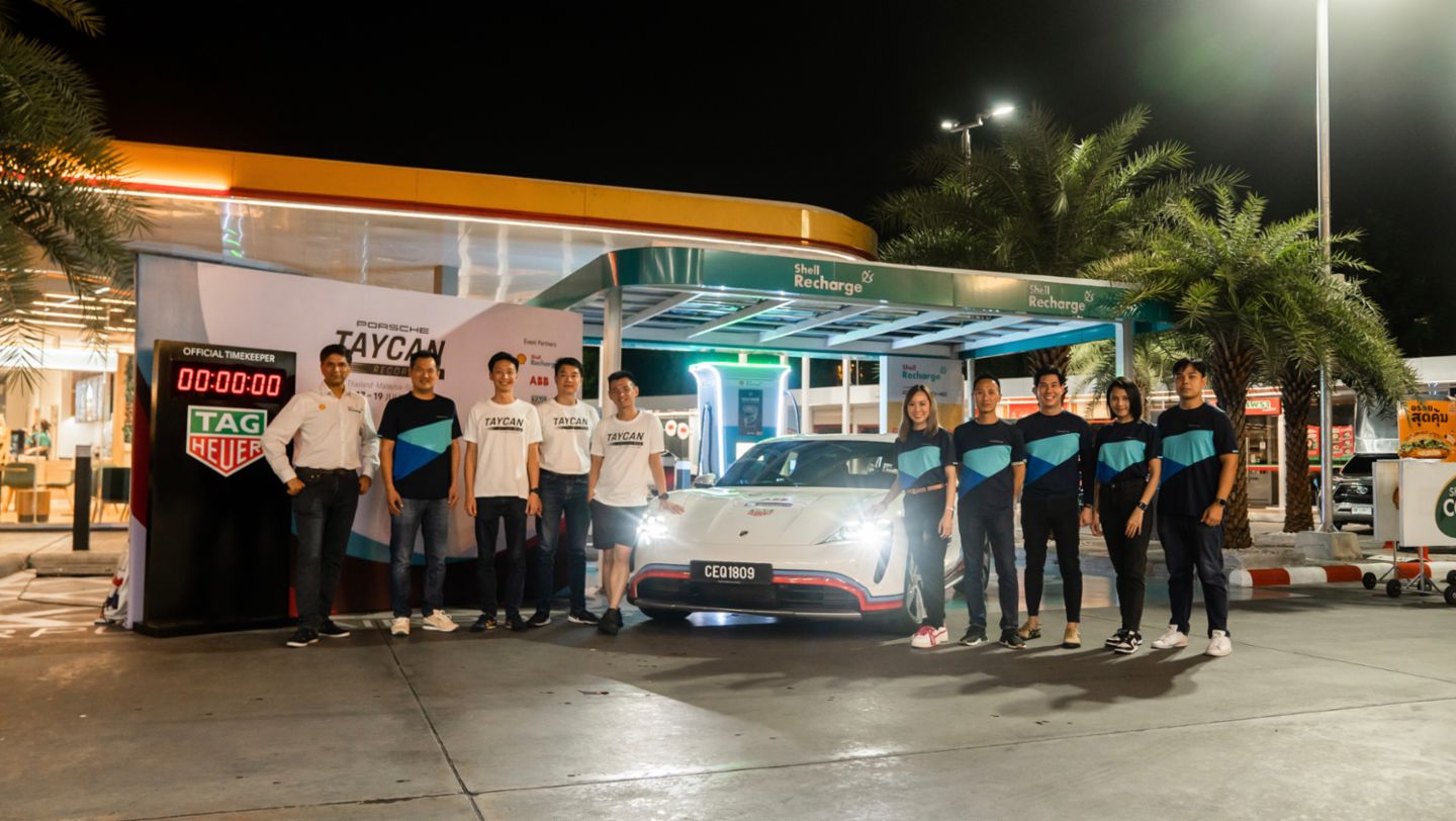 Pholpat Salayakanond, Pan Eu-Jin, Desmond Chan y otros miembros del equipo, Porsche Taycan 4S Cross Turismo, Tailandia, 2023, Porsche AG