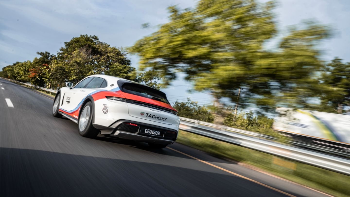 Porsche Taycan 4S Cross Turismo, record run Thailand to Singapore, 2023, Porsche AG