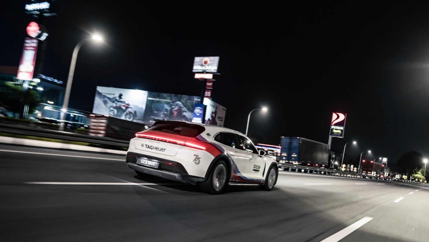 Porsche Taycan 4S Cross Turismo, Rekordfahrt von Thailand nach Singapur, 2023, Porsche AG