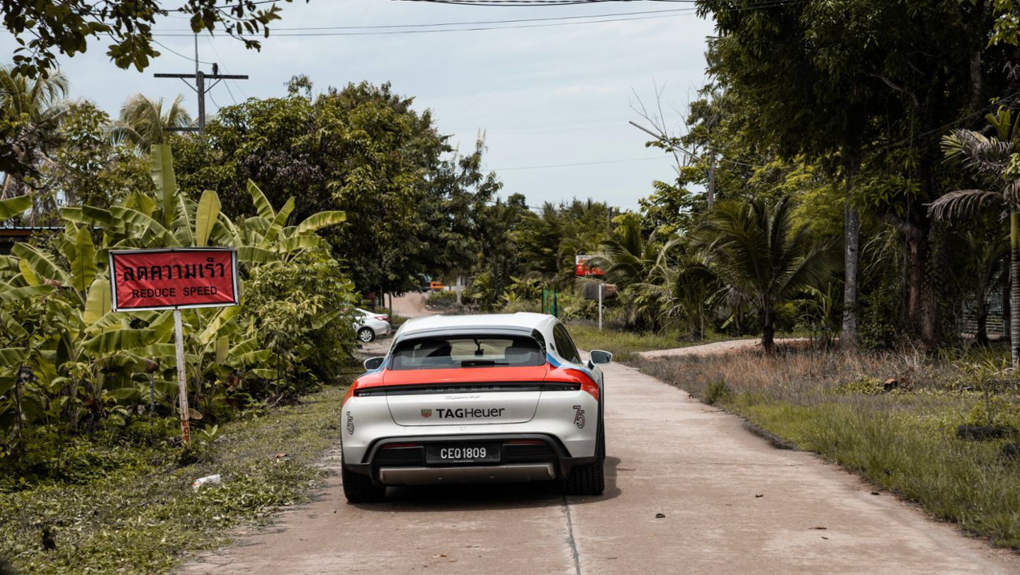 Porsche Taycan 4S Cross Turismo, récord en la ruta de Tailandia a Singapur, 2023, Porsche AG