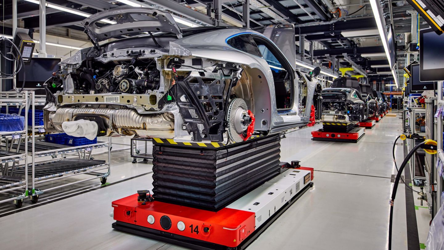 Nuevos vehículos de guiado automático (AGV) en la planta de Zuffenhausen, 2023 Porsche AG