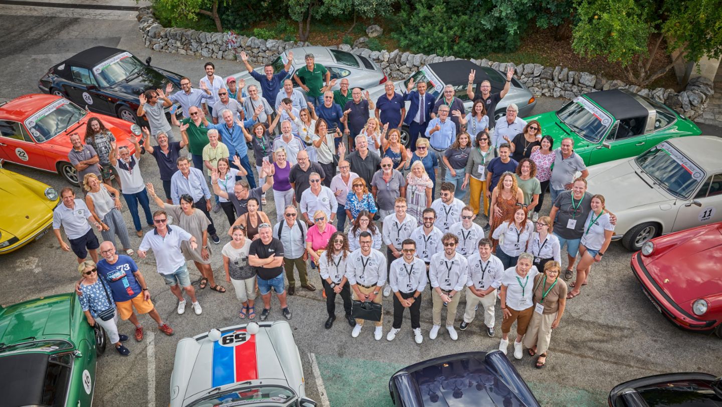 Group picture, Clubhouse in Manduria, 2023, Porsche AG