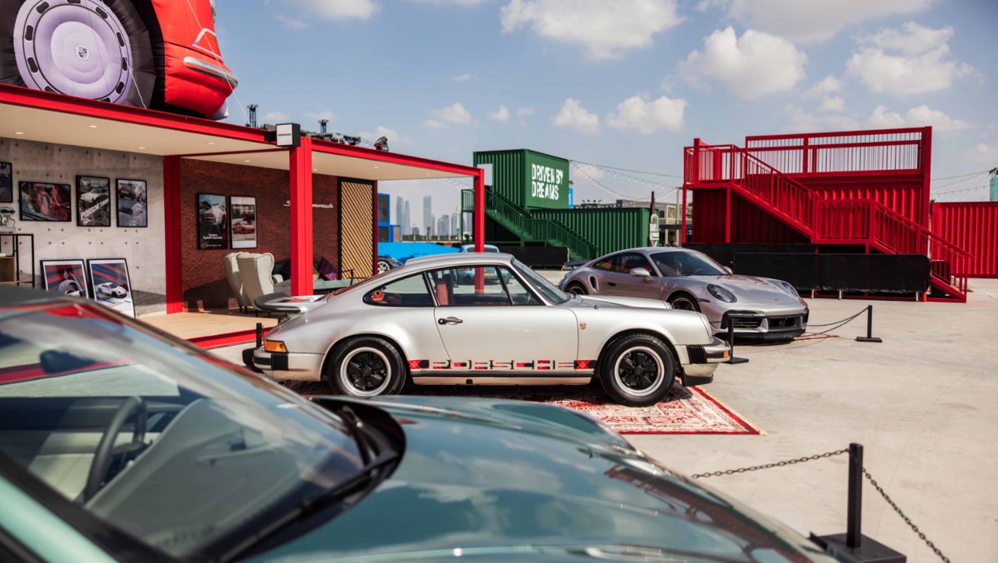 Porsche 911 Turbo Nº 1 y 911 Turbo Sonderwunsch, Iconos de Porsche, Dubái, 2023, Porsche AG