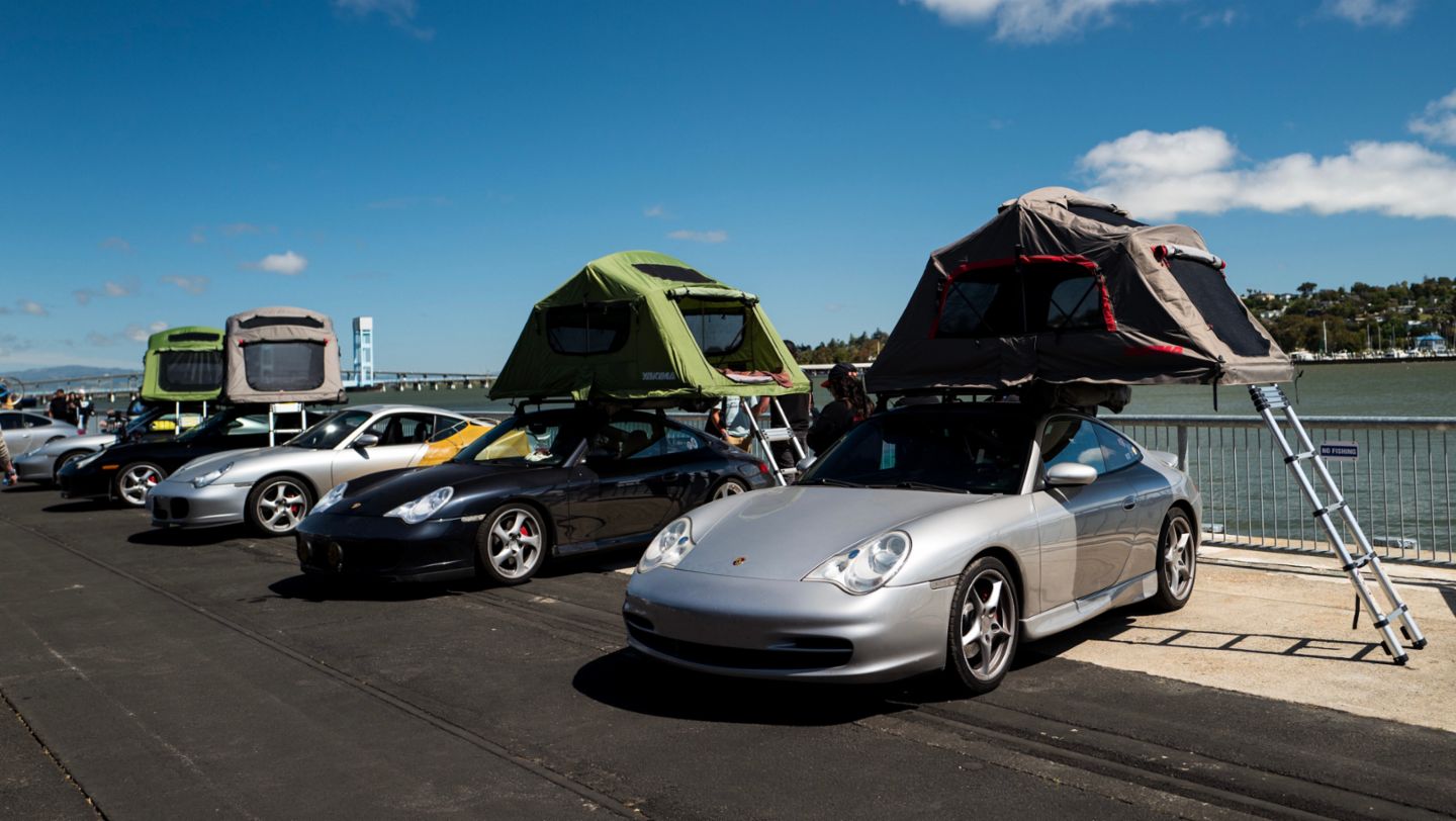 Porsche 911 con tiendas de techo, Luftgekühlt 9 Aire | Agua, Mare Island, San Francisco, EE. UU., 2023, Porsche AG