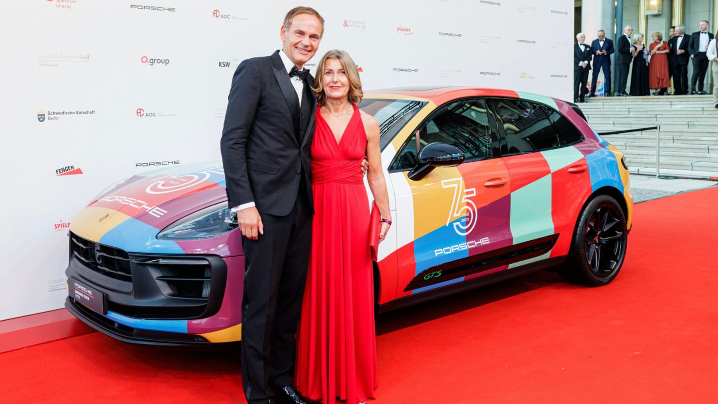 Oliver Blume, Vorstandsvorsitzender der Volkswagen AG und Vorstandsvorsitzender der Porsche AG, mit seiner Frau Petra Blume auf dem roten Teppich des Leipziger Opernballs, 2023, Porsche AG