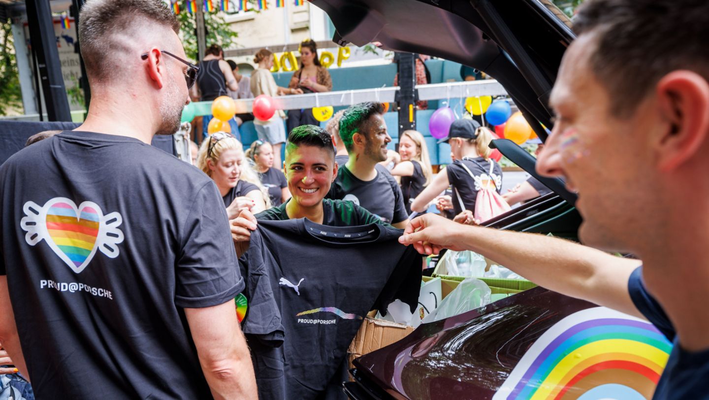 Füsun Simsir, stellvertretende Proud@Porsche Netzwerkleiterin, Christopher Street Day, Stuttgart, 2024, Porsche AG