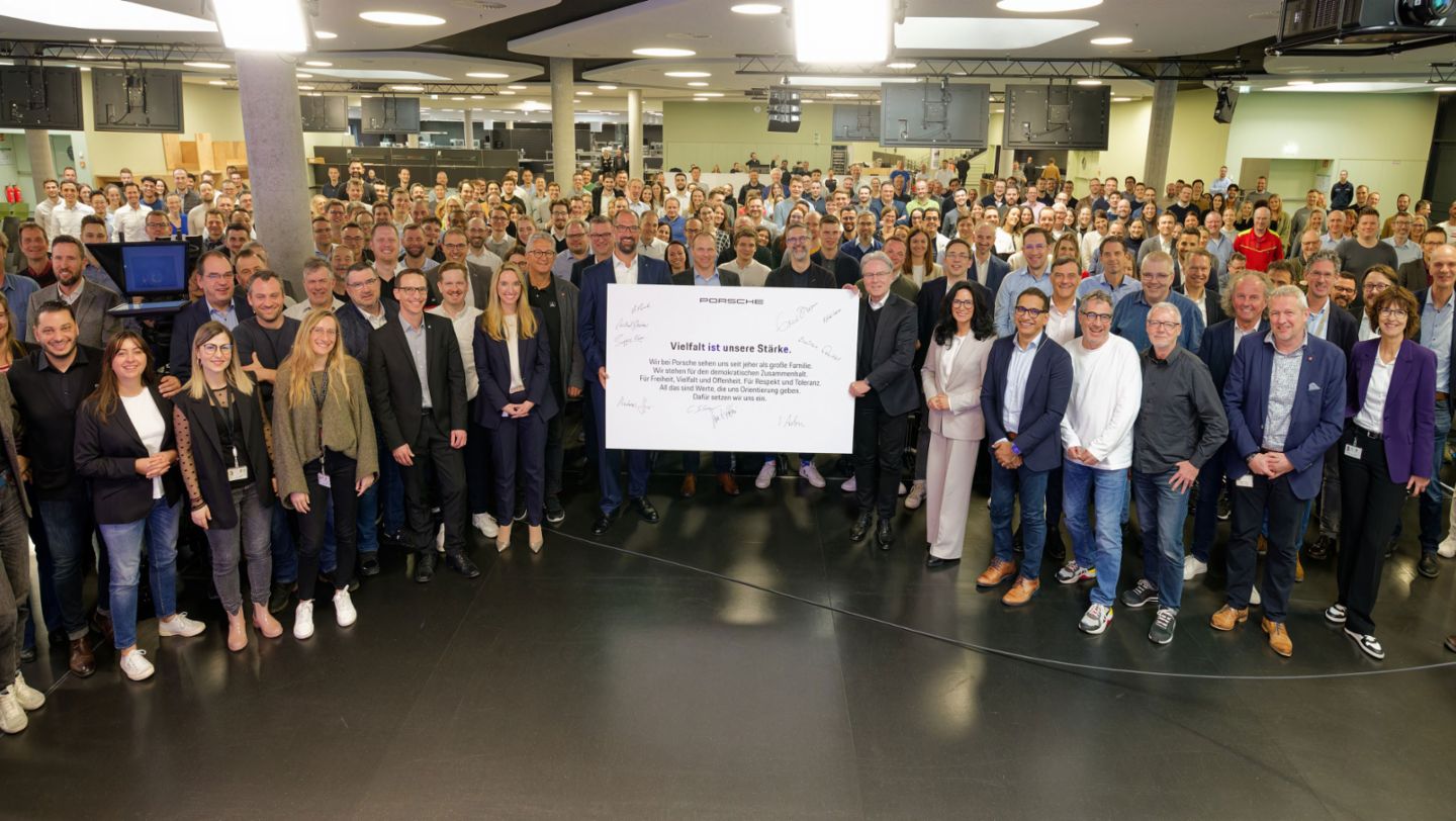 Betriebsversammlung, Stellungnahme für demokratischen Zusammenhalt bei Porsche, Weissach, 2024, Porsche AG