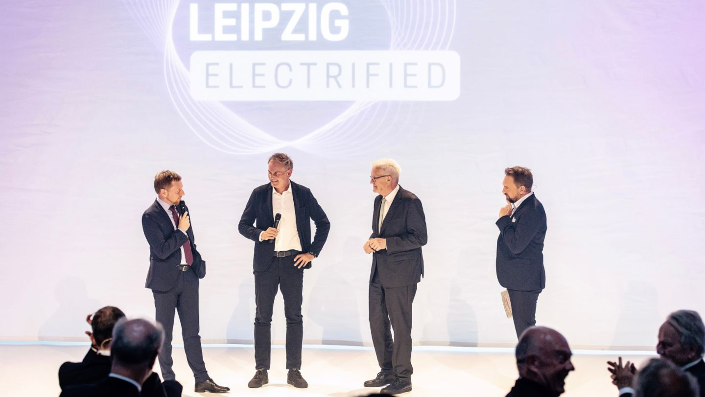 CEO Oliver Blume and State Premiers Michael Kretschmer and Winfried Kretschmann in conversation with presenter Steven Gätjen, Leipzig, 2024, Porsche AG