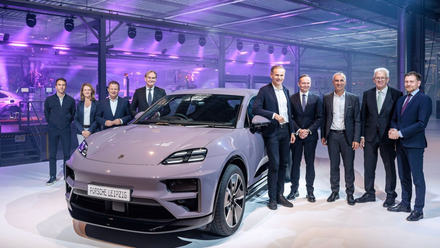 Porsche celebra el inicio de la electromovilidad en la planta de Leipzig con invitados destacados (de izquierda a derecha): Timo Bernhard, embajador de Porsche; Lucia A. Reisch, portavoz del Consejo de Sostenibilidad de Porsche; Gerd Rupp, Presidente del Consejo de Dirección de Porsche Leipzig GmbH; Burkhard Jung, Alcalde de Leipzig; Oliver Blume, Presidente del Consejo de Dirección de Porsche AG; Volker Wissing, Ministro Federal de Asuntos Digitales y Transporte; Albrecht Reimold, miembro del Consejo de Dirección de Porsche AG como responsable de Producción y Logística; Winfried Kretschmann, Ministro Presidente de Baden-Württemberg; Michael Kretschmer, Ministro Presidente del Estado Libre de Sajonia, Leipzig, 2024, Porsche AG