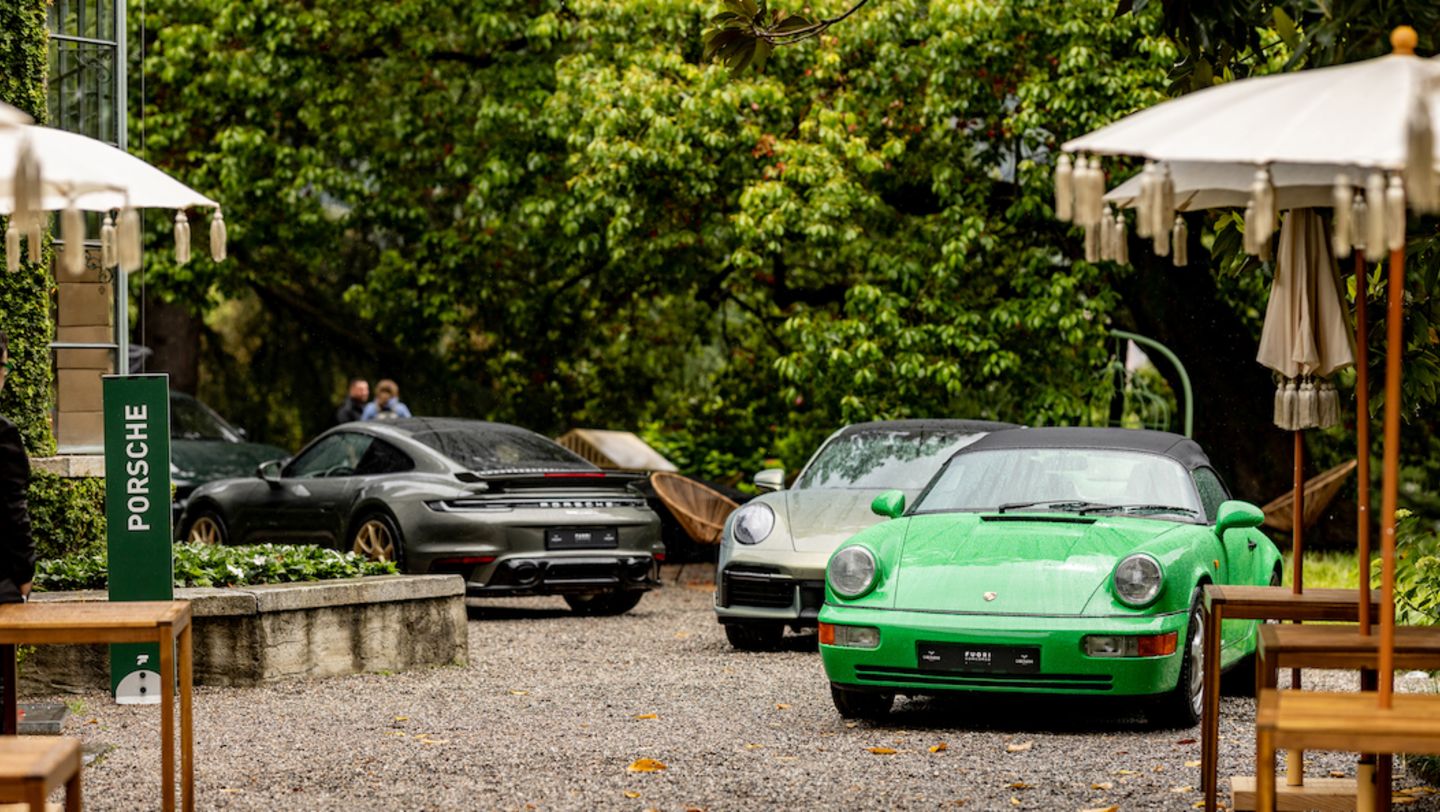911 Speedster (964) y 911 Turbo S (al fondo), Fuori Concorso, Italia, 2024, Porsche AG