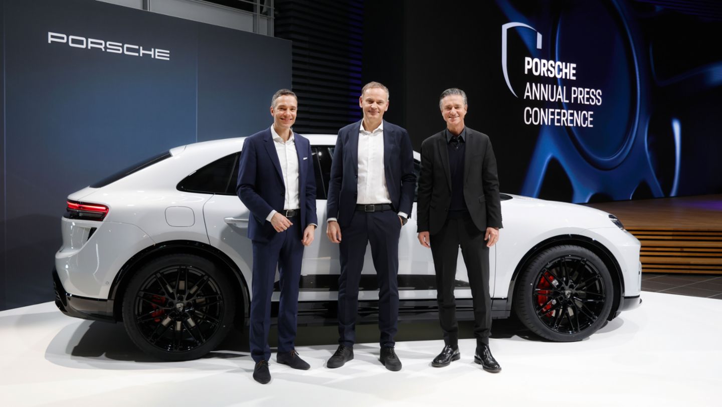 Sebastian Rudolph,  Leiter Öffentlichkeitsarbeit, Presse, Nachhaltigkeit und Politik, Oliver Blume, Vorstandsvorsitzender der Dr. Ing. h.c. F. Porsche AG, Lutz Meschke, Mitglied des Vorstandes, Finanzen und IT, (l-r), Jahrespressekonferenz, 2024, Porsche AG