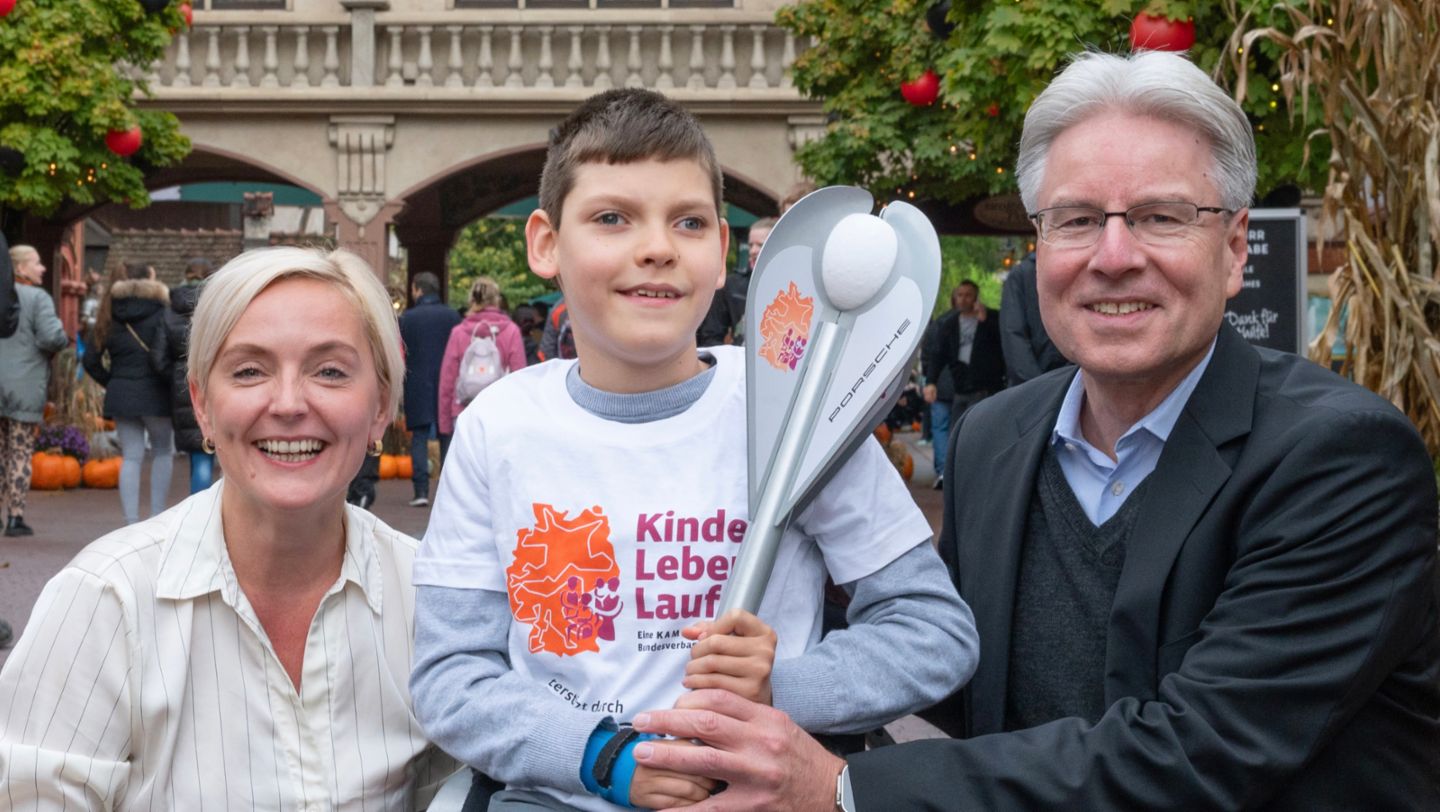 Franziska Kopitzsch, Geschäftsführerin des Bundesverband Kinderhospiz e.V. (l.), Andreas Haffner, Vorstand für Personal- und Sozialwesen (r.), Kinder-Lebens-Lauf, Europapark Rust, 2024, Porsche AG