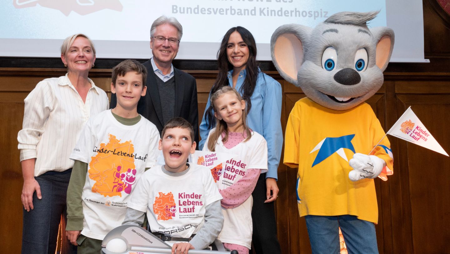 Franziska Kopitzsch, Geschäftsführerin des Bundesverband Kinderhospiz e.V. (l.), Andreas Haffner, Vorstand für Personal- und Sozialwesen (3.v.l.), Kinder-Lebens-Lauf, Europapark Rust, 2024, Porsche AG
