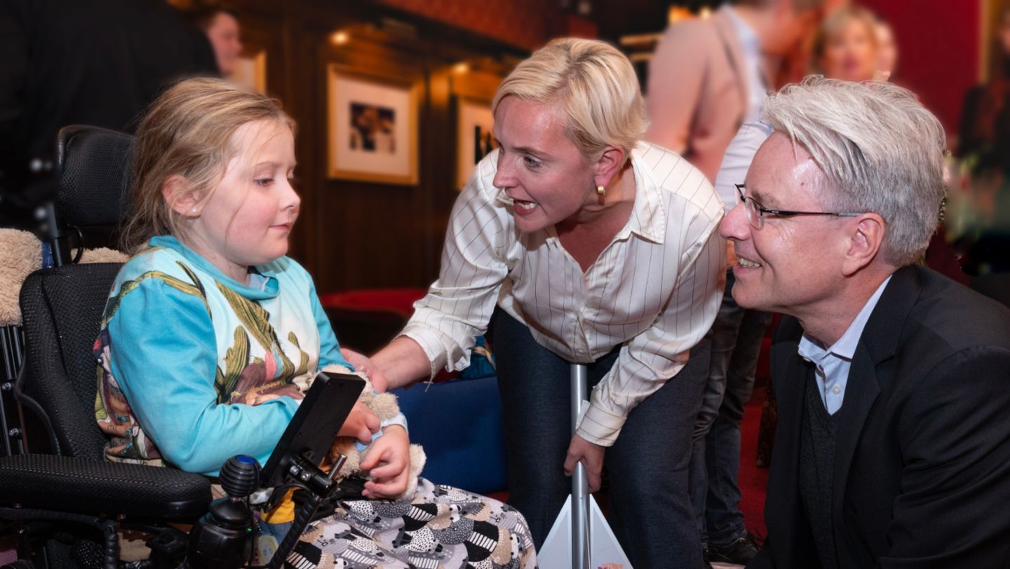 Franziska Kopitzsch, Geschäftsführerin des Bundesverband Kinderhospiz e.V. (m.), Andreas Haffner, Vorstand für Personal- und Sozialwesen (r.), Kinder-Lebens-Lauf, Europapark Rust, 2024, Porsche AG