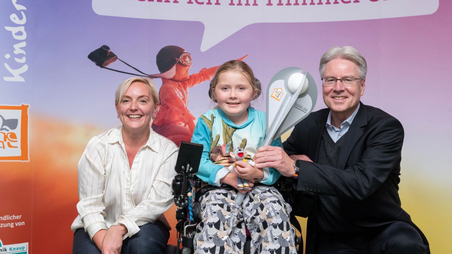 Franziska Kopitzsch, Geschäftsführerin des Bundesverband Kinderhospiz e.V. (l.), Andreas Haffner, Vorstand für Personal- und Sozialwesen (r.), Kinder-Lebens-Lauf, Europapark Rust, 2024, Porsche AG