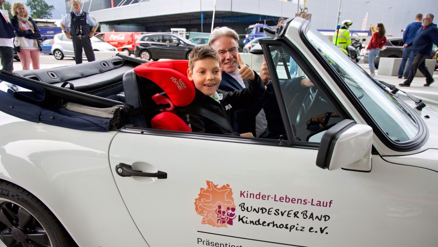 Jens mit Andreas Haffner, Vorstand für Personal- und Sozialwesen, Kinder-Lebens-Lauf, Porsche Museum, 2024, Porsche AG