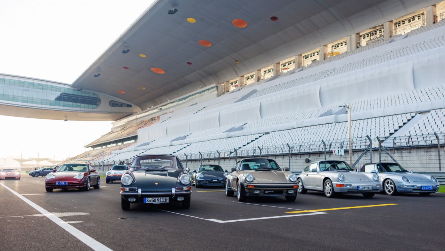 911 Carrera (996.2), 959 Paris-Dakar Rally, 911 (901), 911 Carrera (997), 911 Turbo 3.3 (930), 911 Carrera 2 (964), 911 Cabriolet (993) (l-r), Shanghai International Circuit,  China, 2024, Porsche AG