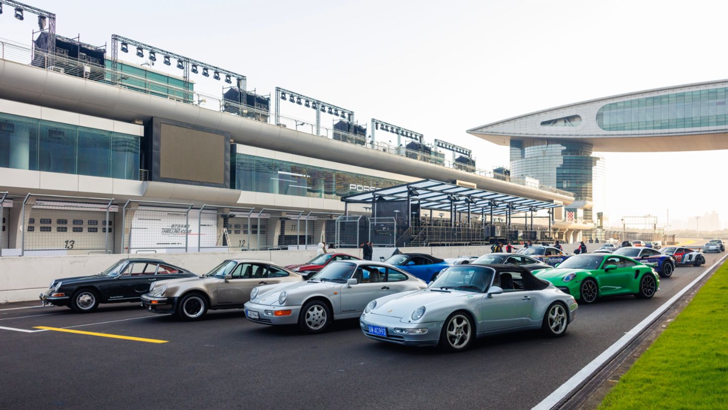 911 (901), 911 Turbo 3.3 (930), 911 Carrera 2 (964), 911 Cabriolet (993), 911 Turbo (992), 911 Dakar, 911 GT3 R rennsport (l-r), Shanghai International Circuit,  China, 2024, Porsche AG