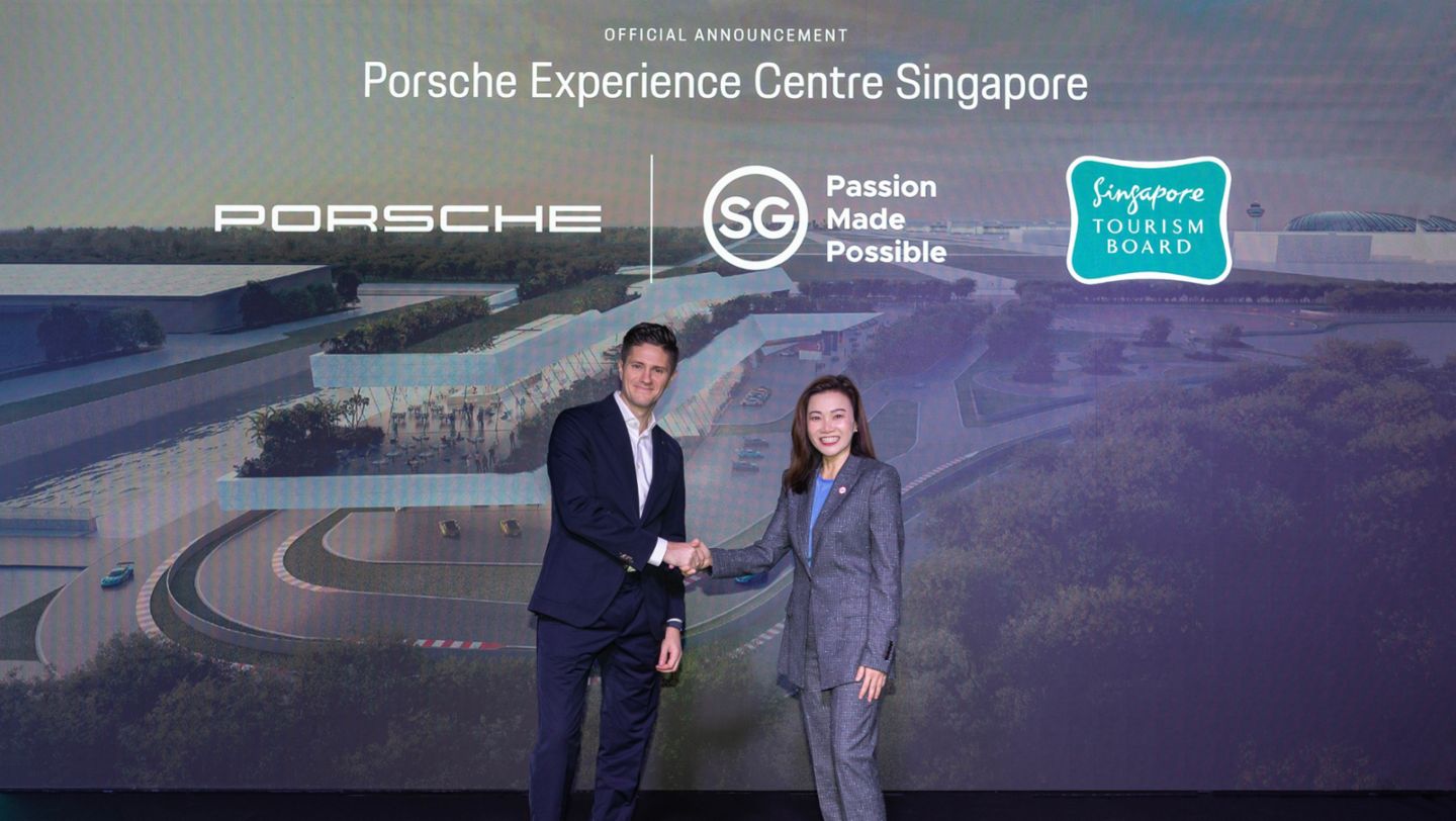 Hannes Ruoff, CEO Porsche Asia Pacífico, y Melissa Ow, Directora General de STB, Porsche Experience Center Singapur, 2024, Porsche AG