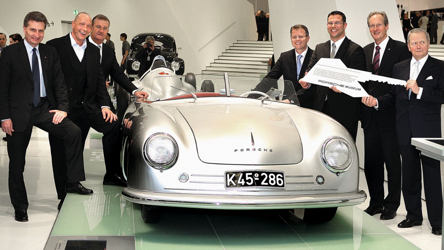 356 "No. 1" Roadster, Günther Oettinger, Uwe Hück, Dr. Wendelin Wiedeking, Christian Dau, Achim Stejskal, Dr. Wolfgang Schuster, Dr. Wolfgang Porsche (l-r), opening of the Porsche Museum, Stuttgart-Zuffenhausen, 2009, Porsche AG