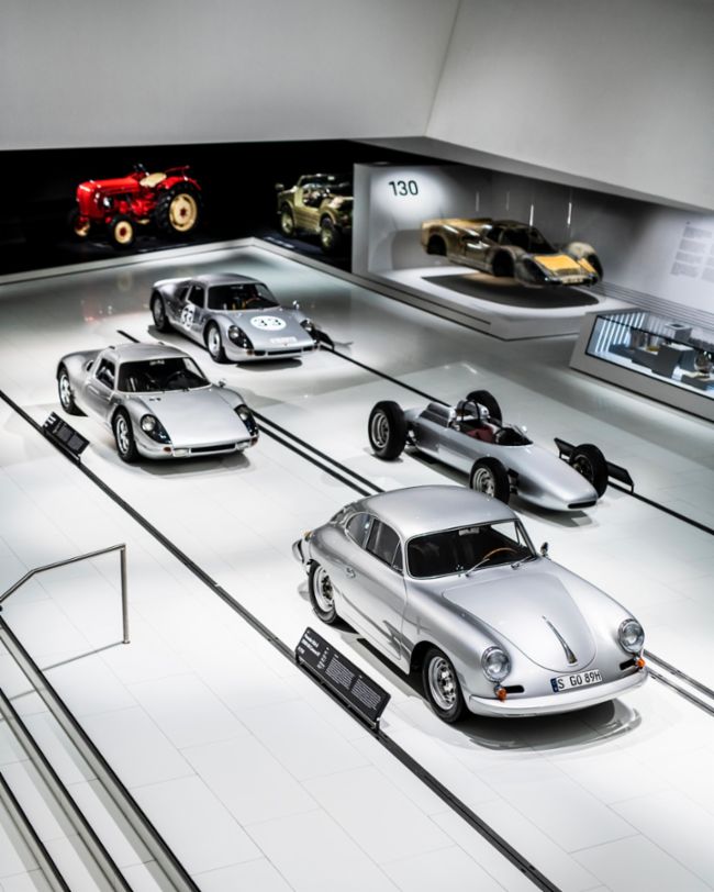 En primera fila: 356 B Carrera 2 (delante) y 904 Carrera GTS; en segunda fila: 804 (delante) y 904/6 Carrera GTS, Museo Porsche, 2024, Porsche AG