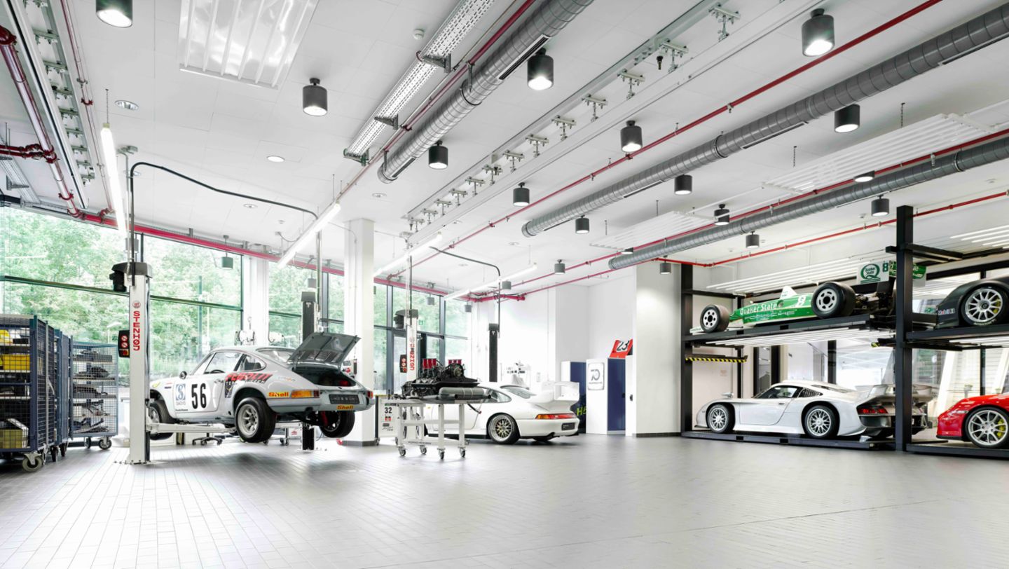 911 S 2.4, 911 GT2 R (993), monoplaza Indy Car, 911 GT1 (i-d), taller, Museo Porsche, Stuttgart-Zuffenhausen, 2024, Porsche AG