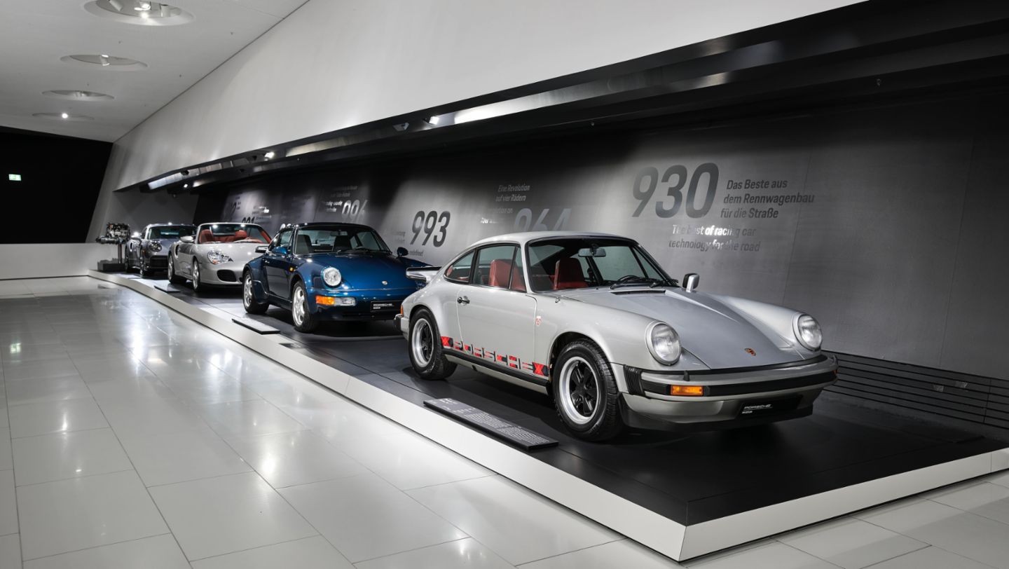 911 Turbo "No.1", 911 Turbo (964), 911 Turbo Cabriolet (996), 911 Turbo S Duet (992), Special Exhibition "Beyond Performance. 50 Years of Porsche Turbo", Porsche Museum, Stuttgart Zuffenhausen, 2024, Porsche AG