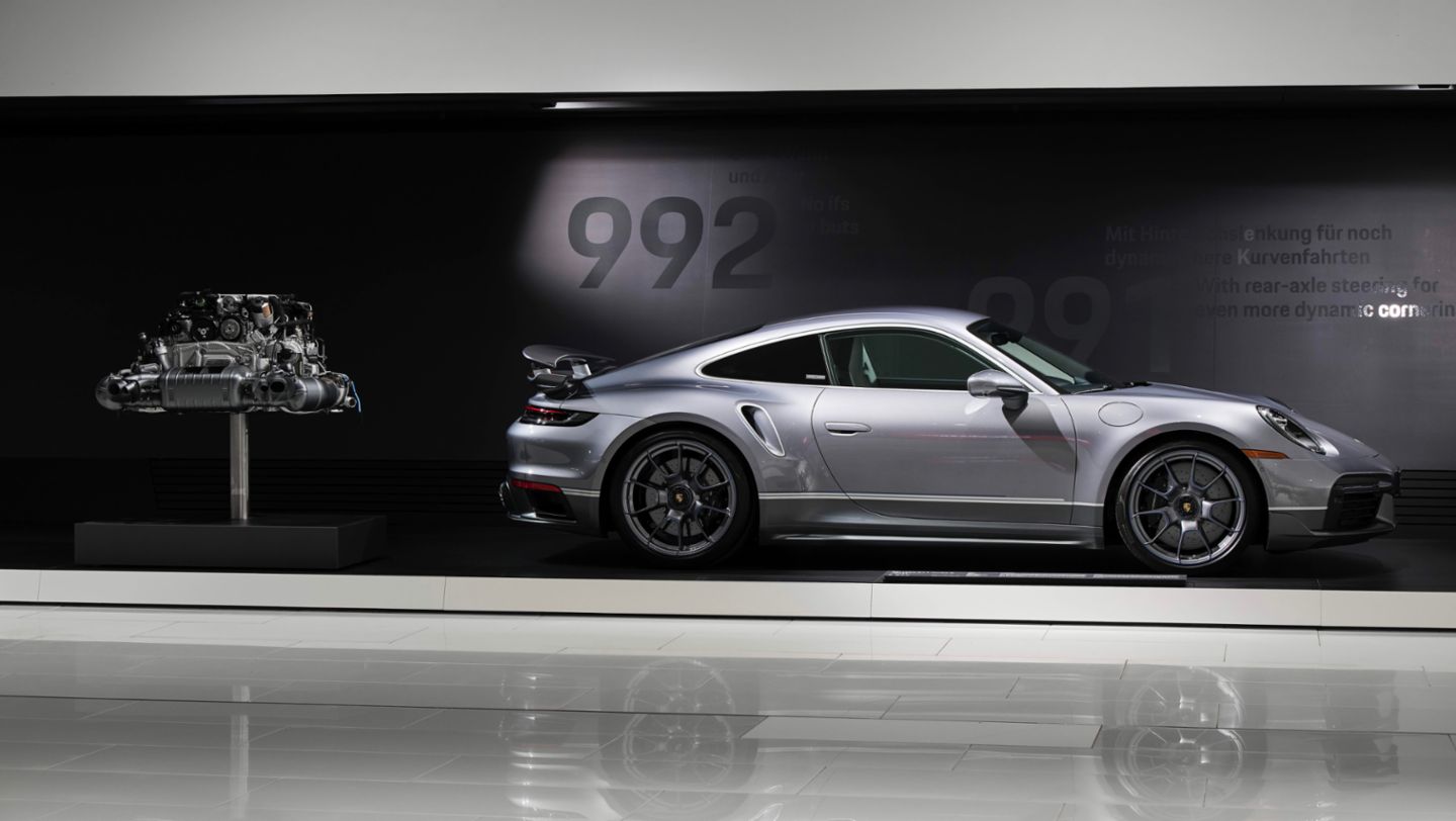 911 Turbo S Duet (992), Special Exhibition "Beyond Performance. 50 Years of Porsche Turbo", Porsche Museum, Stuttgart Zuffenhausen, 2024, Porsche AG