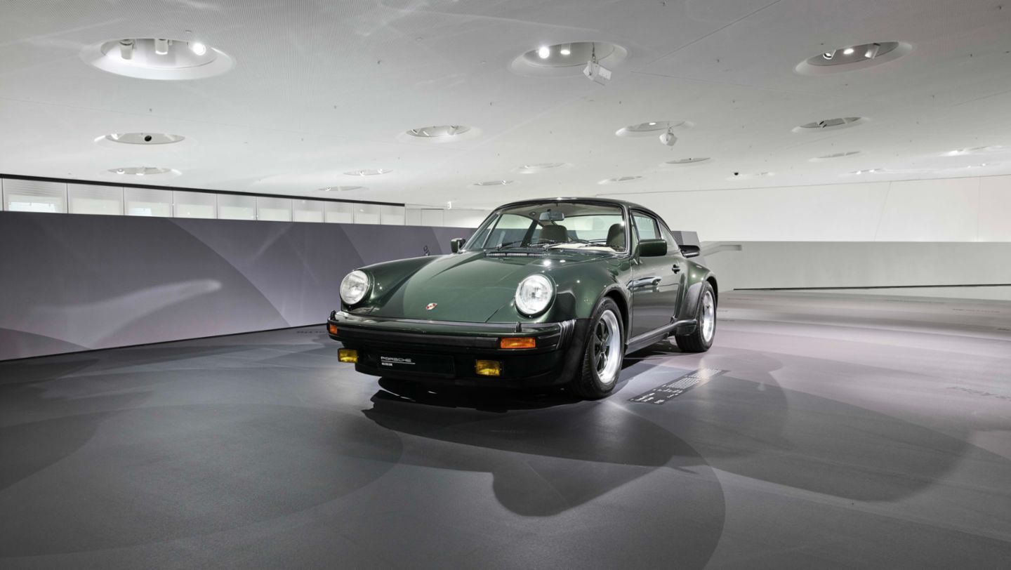 911 Turbo 3.0 (930), Special Exhibition "Beyond Performance. 50 Years of Porsche Turbo", Porsche Museum, Stuttgart Zuffenhausen, 2024, Porsche AG