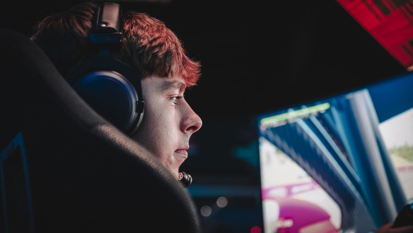 Charlie Collins (UK), Porsche Coanda Esports Racing Team, 2024, Porsche AG